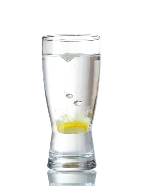 Glas med tablett i vatten — Stockfoto