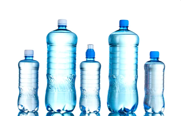 Ομάδα πλαστικά μπουκάλια του νερού που απομονώνονται σε λευκό — Φωτογραφία Αρχείου