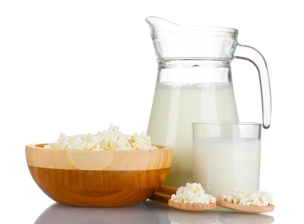 Deliciosos productos lácteos aislados en blanco —  Fotos de Stock