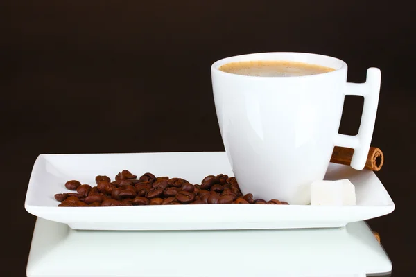 Taza de café, granos de café sobre fondo marrón —  Fotos de Stock