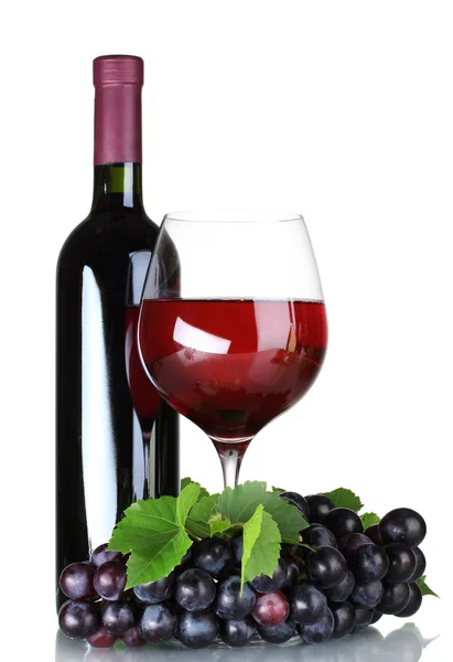 成熟的葡萄、 葡萄酒玻璃和瓶酒上白色隔离 — 图库照片