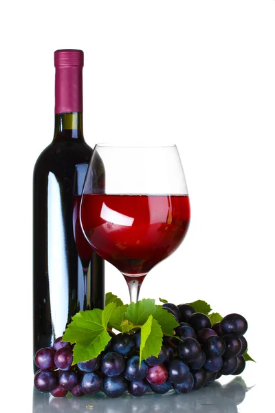 Zralé hrozny, sklenice na víno a láhev vína izolovaných na bílém — Stock fotografie