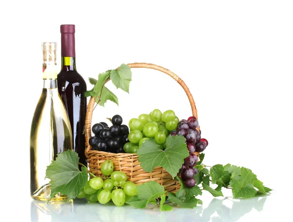 Uvas vermelhas maduras e vinho em cesto — Fotografia de Stock