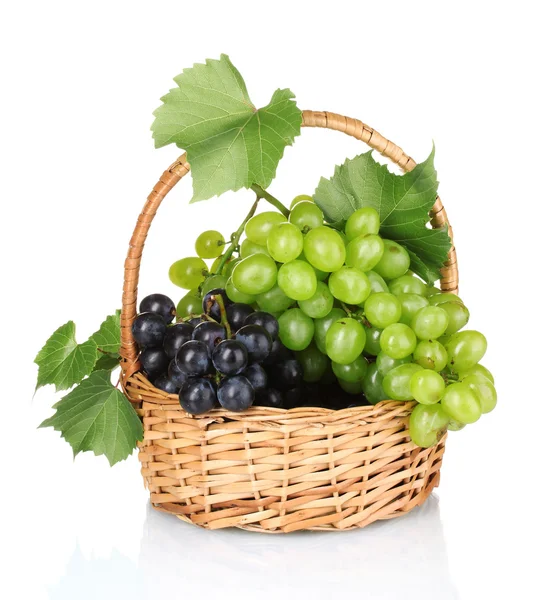 Uvas vermelhas maduras em cesto — Fotografia de Stock