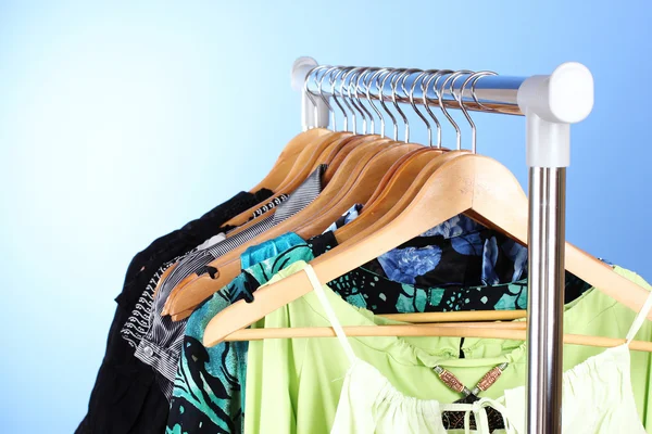 Olika kläder på galgar — Stockfoto