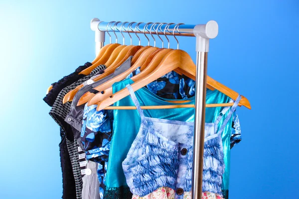 Verschiedene Kleidungsstücke auf Kleiderbügeln — Stockfoto