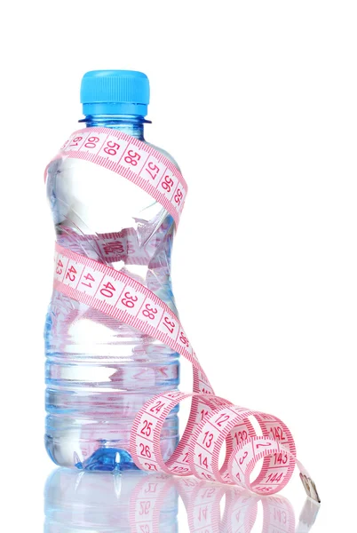 Garrafa de plástico com água e fita métrica isolada em branco — Fotografia de Stock