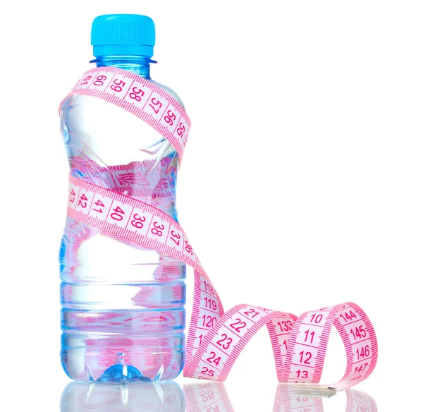 Πλαστικό μπουκάλι με νερό και τη μεζούρα που απομονώνονται σε λευκό — Φωτογραφία Αρχείου