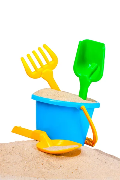 Детские пляжные игрушки и песок — стоковое фото