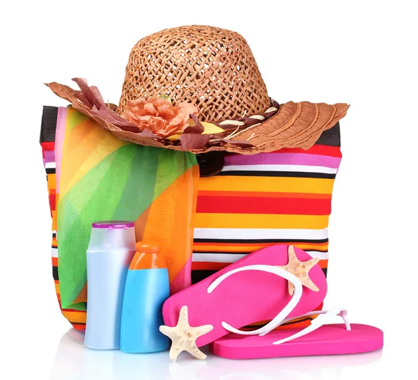 Светлая полосатая пляжная сумка и пляжные принадлежности — стоковое фото