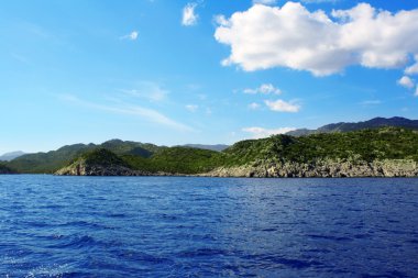 güzel yaz görünümü deniz ve dağlar