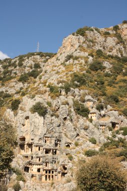 Myra kasabası yakınlarındaki dağlarda tarihi mezarlar. Türkiye