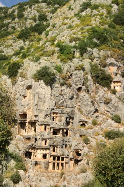 Myra kasabası yakınlarındaki dağlarda tarihi mezarlar. Türkiye.