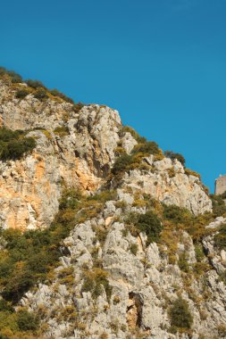 Myra kasabası yakınlarındaki dağlarda tarihi mezarlar. Türkiye.