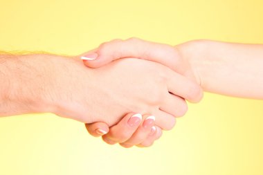 Sarı zemin üzerine kadın ve erkek arasındaki karşılıklı