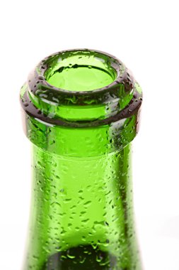 Beyaz üzerine izole edilmiş bira şişesi