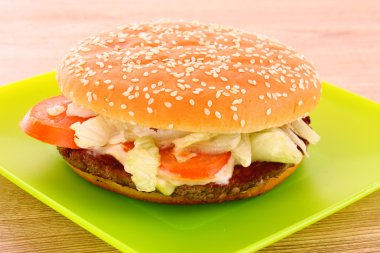 Masanın üzerine sebzeli hamburger