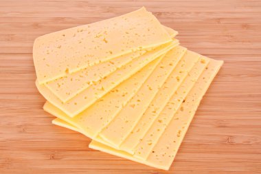 ahşap zemin üzerine sarı peynir