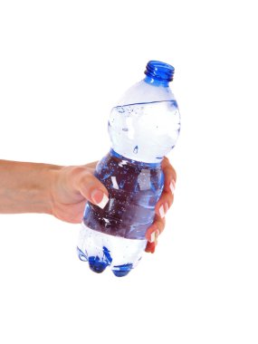 bir şişe su tutarak insan eli