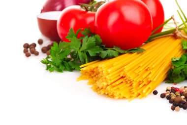 makarna spagetti domates, zeytin yağı ve fesleğen üzerinde beyaz bir ba