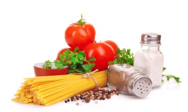 makarna spagetti domates, zeytin yağı ve fesleğen üzerinde beyaz bir ba