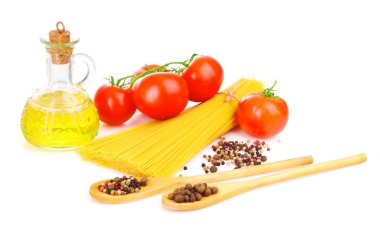 makarna spagetti domates, zeytin yağı ve fesleğen üzerinde beyaz bir ba