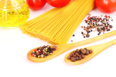 makarna spagetti domates, zeytin yağı ve fesleğen üzerinde beyaz bir ba