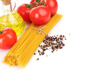 makarna spagetti domates, zeytin yağı ve fesleğen üzerinde beyaz bir ba