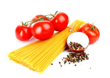 makarna spagetti domates, zeytin yağı ve fesleğen üzerinde beyaz bir ba