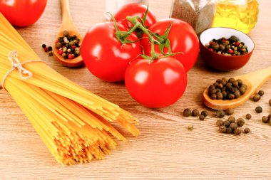 makarna spagetti domates, zeytin yağı, peper ve fesleğen üzerinde bir