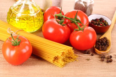 makarna spagetti domates, zeytin yağı, peper ve fesleğen üzerinde bir