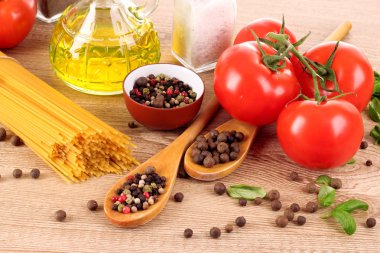 makarna spagetti domates, zeytin yağı, peper ve fesleğen üzerinde bir