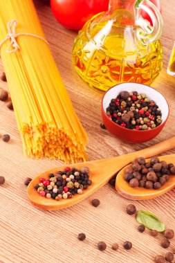 makarna spagetti domates, zeytin yağı, peper ve fesleğen üzerinde bir