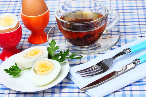 Haşlanmış yumurta ve çayın lezzetli kahvaltısı. — Stok fotoğraf