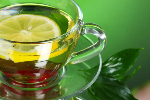 Tè verde in tazza trasparente con lime e bacca — Foto Stock