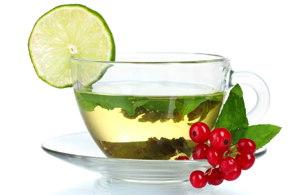 Zielona herbata w przezroczysty kubek z wapna i jagoda — Zdjęcie stockowe