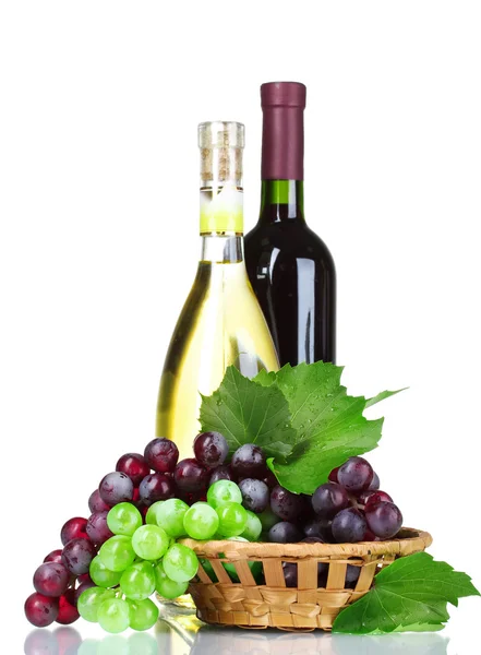 Mogna gröna och röda druvor i korg och vin — Stockfoto