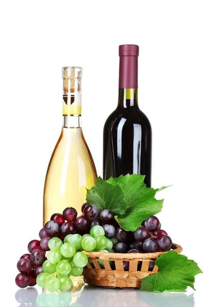 Uvas verdes y rojas maduras en canasta y vino — Foto de Stock