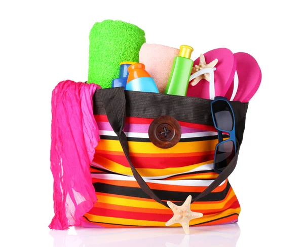 Яркая полосатая сумка с пляжными вещами — стоковое фото