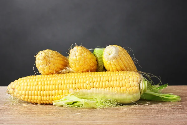 Färsk majs på träbord — Stockfoto