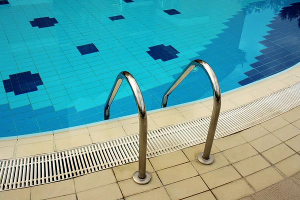Bazén se schodištěm v hotelu zblízka — Stock fotografie