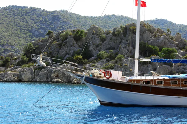 Hegyek, tengerre és kis yacht. Törökország. — Stock Fotó