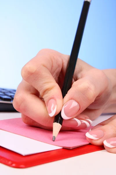 Kobieta pisze ręcznie ołówkiem — Zdjęcie stockowe