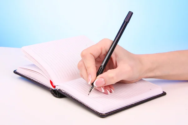 Kvinna skriva hand med penna — Stockfoto
