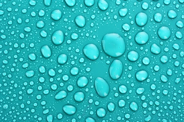 Água cai fundo com grandes e pequenas gotas — Fotografia de Stock