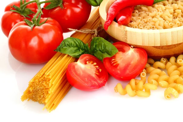 Nudelspaghetti mit Tomaten, Olivenöl und Basilikum auf weißem Ba — Stockfoto