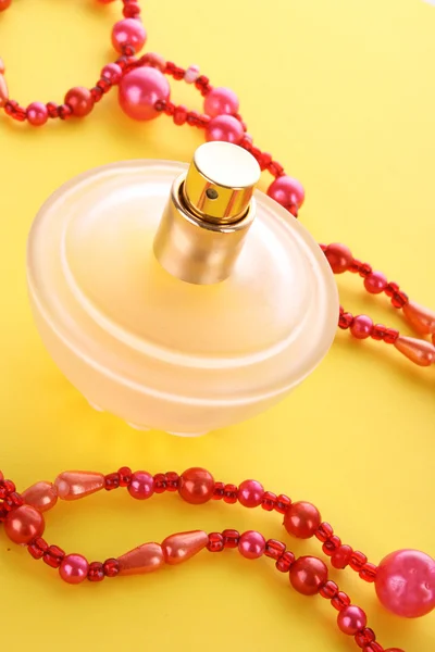 Frasco de perfume no fundo amarelo — Fotografia de Stock