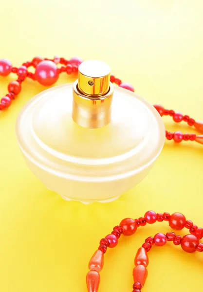 Butelka perfum na żółtym tle — Zdjęcie stockowe