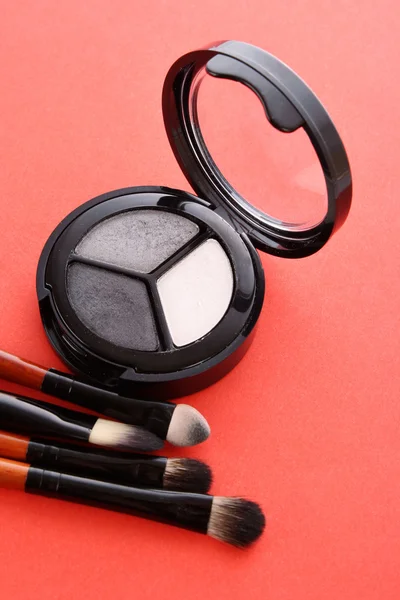 专业化妆品。eyeshadows 的白色、 灰色和黑色可乐 — 图库照片