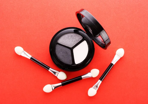 Professional cosmetics. Eyeshadows of white, grey and black col — Stock Photo, Image